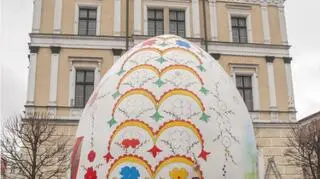 Gigantyczna pisanka na lądeckim rynku