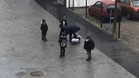 Pobił dziecko, chwycił je za twarz i gardło. Policja prosi o pomoc.