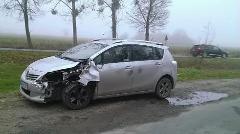 Policja znalazła porzucony samochód, niedaleko od miejsca wypadku