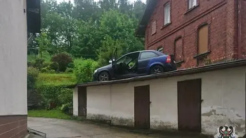 Opel zatrzymał się na dachu garażu