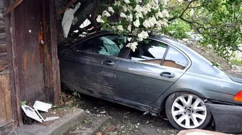 Samochód wbił się w dom. Wyciągnęli go dźwigiem