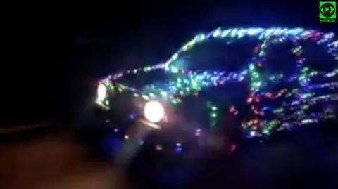 Samochód z iluminacją na zakopiance