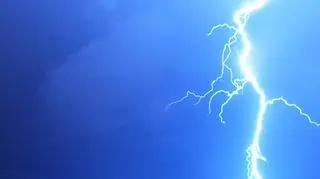 Upalne dni przyniosą Polsce kolejne burze, a z nimi deszcze. Jak twierdzą synoptycy, jeszcze w nocy z piątku na sobotę można się ich spodziewać w na Pomorzu Zachodnim i w Małopolsce. W Kostrzyniu n. Odrą, gdzie trwa Przystanek Woodstok mocno pada i grzmi. (Fakty TVN)