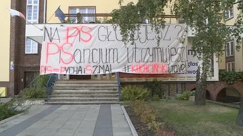 Szczecin: KOD zawiesił baner na siedzibie PiS