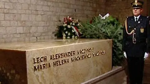 Obok sarkofagu Kaczyńskich stanie tablica. Jeszcze w sierpniu
