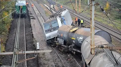 Lokomotywa leży na torach 