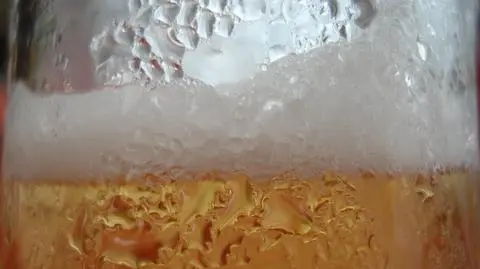 Wypił tylko 6 piw, więc podpalił sobie nogę