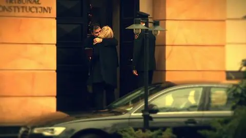 Vanishing photos, closed door, symbolic scene. The inside story of the court revolution