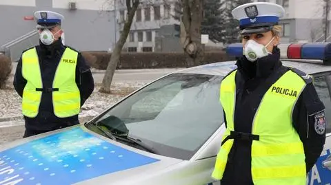 Policjanci bronią się przed smogiem. Dostali maski