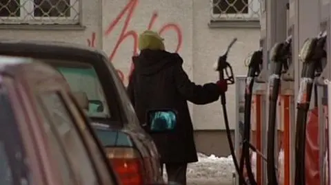 Za co płacimy, napełniając bak?