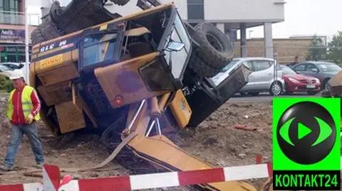 Upadła koparka. Operator w porę wyskoczył