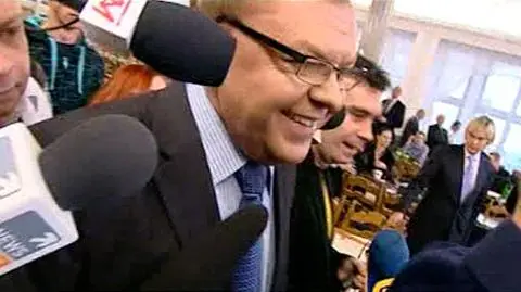 Zbigniew Chlebowski z uśmiechem wchodzi na przesłuchanie