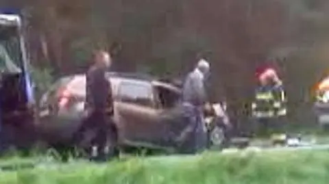Autokar wiozący dzieci uderzony z dwóch stron