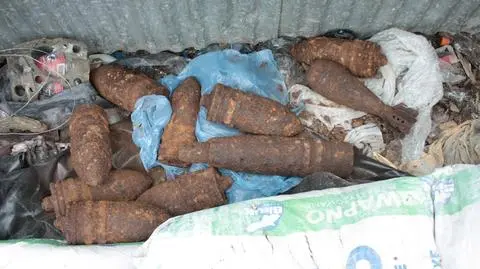 Cmentarz pełen pociskow i granatów