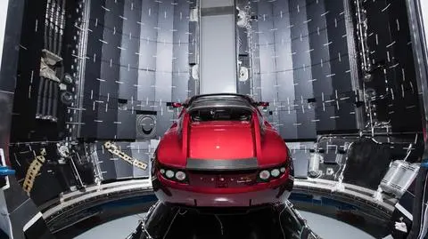Samochód Tesla Roadster szykowany do lotu (film to animacja lotu Falcon Heavy)