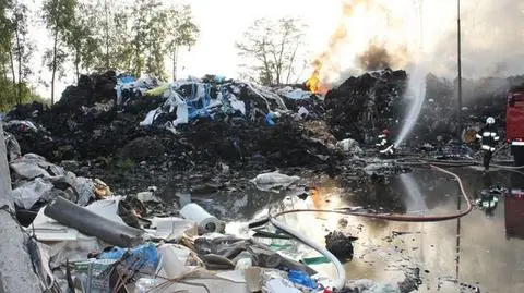 Pożar poprzemysłowych śmieci. "Słup dymu widoczny z kilku kilometrów"