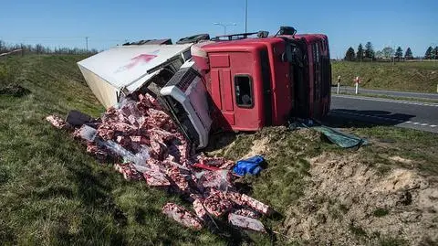 Ciężarówka pełna mięsa przewróciła się na zjeździe z obwodnicy
