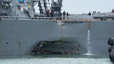 Uszkodzony USS John S. McCain zawija do portu
