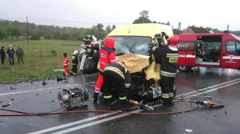 Lębork: Zderzenie 3 samochodów. Pasażerowie zakleszczeni
