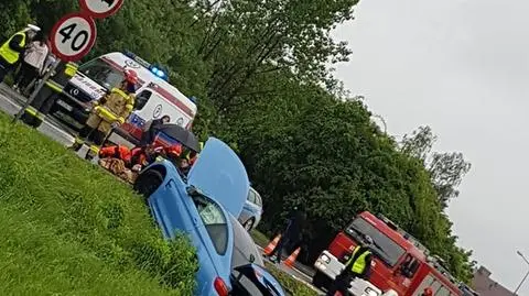 Kraków. Bmw wjechało w przystanek, pięć osób poszkodowanych