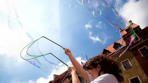 Tęczowe bańki 
w niebo, nad rynkiem