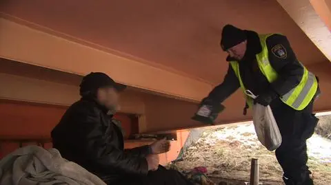 Strażnicy miejscy sprawdzają czy bezdomni nie zamarzają