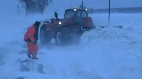 Kierowcy walczą z trudnymi warunkami na drogach