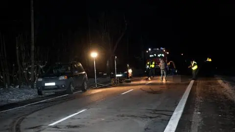 Potrąciło go jedno auto, wpadł pod drugie. Pieszy nie żyje