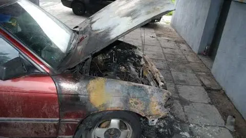 Oblał samochody benzyną i podpalił