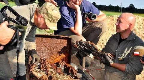 Z ziemi wykopano skrzynkę