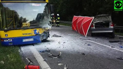 Osobówka zderzyła się z autobusem. Nie żyje kierowca samochodu