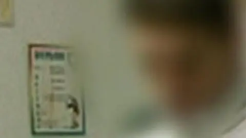 Z wyrokiem za pornografię uczy dzieci dbać o ciało