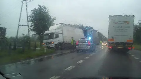 Tir wjechał do rowu. Utrudnienia przez 2 godziny