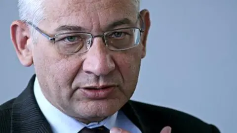PiS samo nie wie, czy wyrzuci Dorna?
