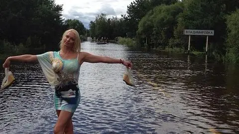 Uśmiechnięta balerina, a w tle dramat powodzian. Te zdjęcia wywołały burzę