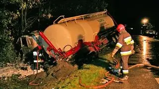 Trzy osoby zginęły, a jedna jest ranna - to tragiczny bilans wypadku na krajowej "czwórce" w podkarpackiej miejscowości Machowa. 