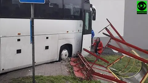 Chełmek. Kilka aut wpadło w poślizg w trakcie hamowania