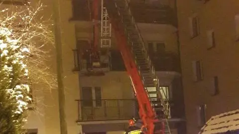 Opiekunka 78-letniej kobiety marzła na balkonie dwie godziny