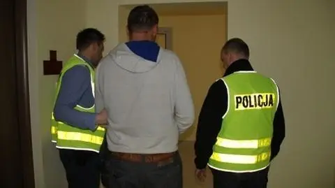 Próbował zepchnąć radiowóz z drogi i potrącił policjanta