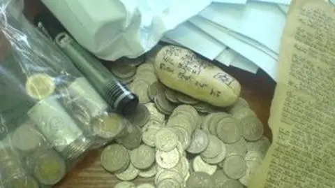 Łup z obozu zagłady ukryli w kanapkach