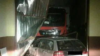 Mężczyzna wjechał w remizę strażacką