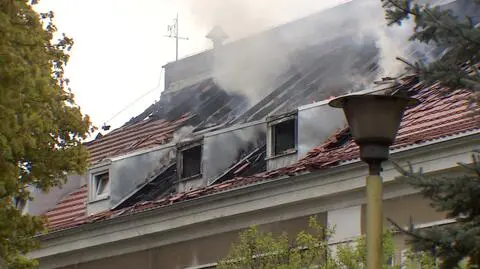 Ogień pojawił się na dachu budynku