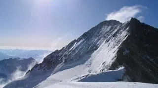 Szczyt Dome de neiges des Ecrins jest dość łatwo dostępny i niezwykle popularny wśród turystów