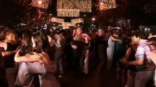 Argentyna w rytmie tanga. Tysiące par wyszło w nocy na ulice Buenos Aires, by przy dźwiękach orkiestry bawić się z okazji rozpoczynającego się tygodnia ich narodowego tańca. (APTN)