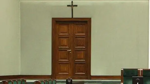 Krzyż "eliminowany" przez "grupę ludzi o szalonych przekonaniach"