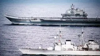Rosyjski lotniskowiec Admirał Kuzniecow płynie obok amerykańskiego niszczyciela USS Deyo