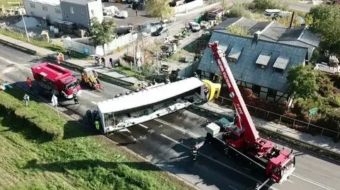 Ciężarówka leżała w poprzek drogi, blokowała wjazd na autostradę
