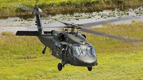Polscy żołnierze będą latać black hawkami (na zdjęciu typ maszyn - S-70i)
