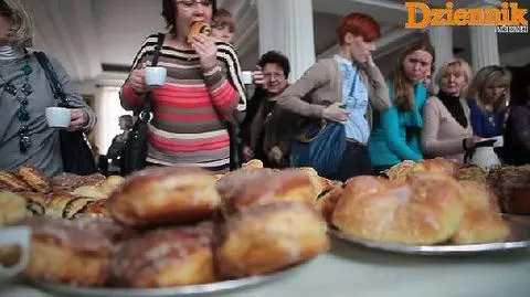 Dyskusję o diecie zagryzali słodkimi pączkami