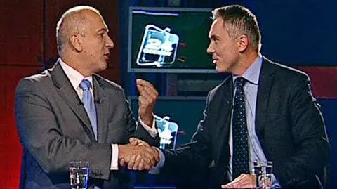 Polityczny shake-hand zaciętych wrogów